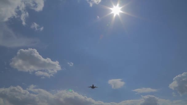 Voor de zon komt het vliegtuig aan land. — Stockvideo