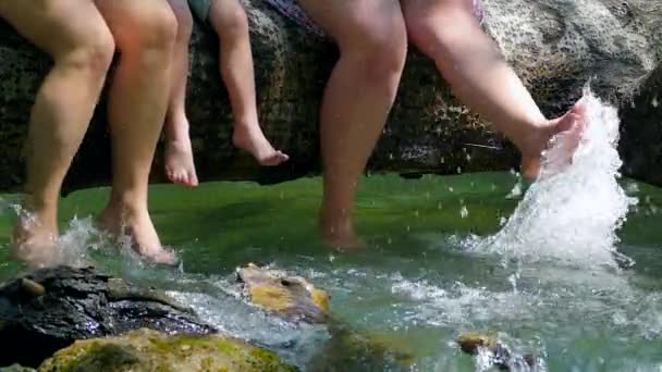 Giocare i piedi nel torrente — Video Stock