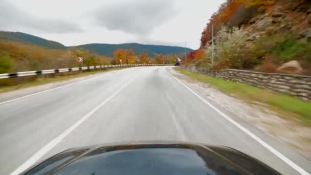 O carro monta a estrada da montanha. visão em primeira pessoa — Vídeo de Stock