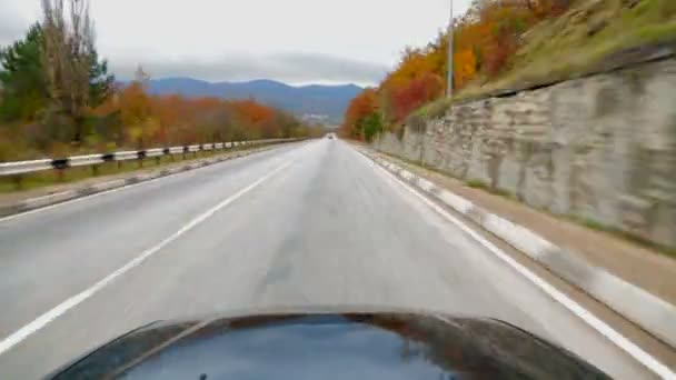 De auto rijdt op de bergweg. First person view. — Stockvideo