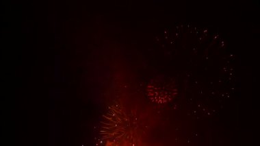 Patlamalar havai fişek topları üzerinde siyah sky