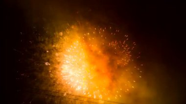 Topları havai fişek köpüklü jetleri uçan tarafından değiştirilir