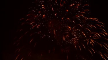 topları ve kıvılcım ile havai fişek patlayabilir