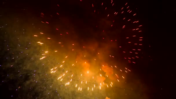 La série salute colore le ciel noir dans les tons rouge et jaune 