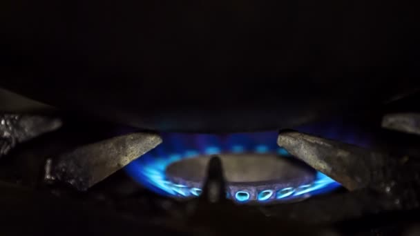 Under the frying pan burn the gas fire on the stove — Stock Video