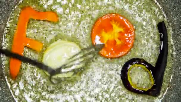 Egy serpenyőben zöldségekkel készült a word élelmiszer összetételében — Stock videók