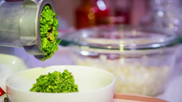 Grind in een vlees grinder groene broccoli — Stockvideo