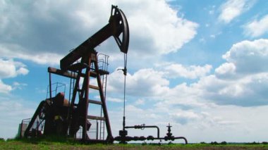 Petrol sondaj platformu petrol pompalıyor