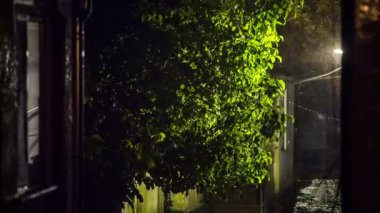 Geceleri sokakta güçlü sağanak