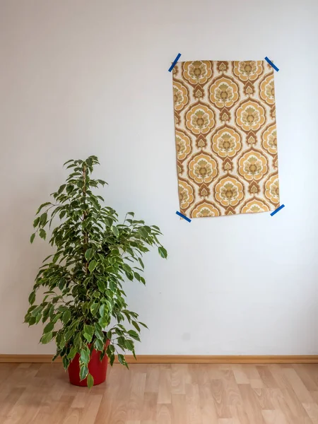 Apartment with wallpaper and flowers stock — Stock Photo, Image