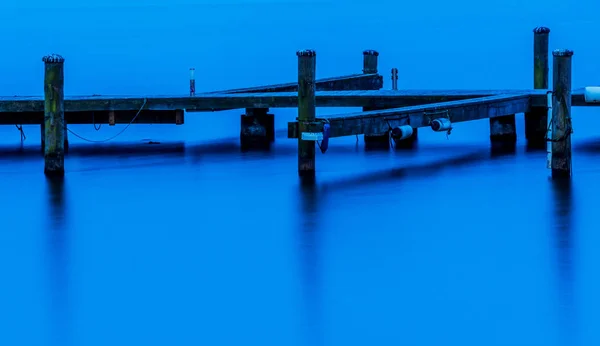 Gölde bir tekne için dock — Stok fotoğraf