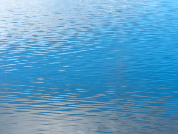 Superficie dell'acqua di un lago — Foto Stock