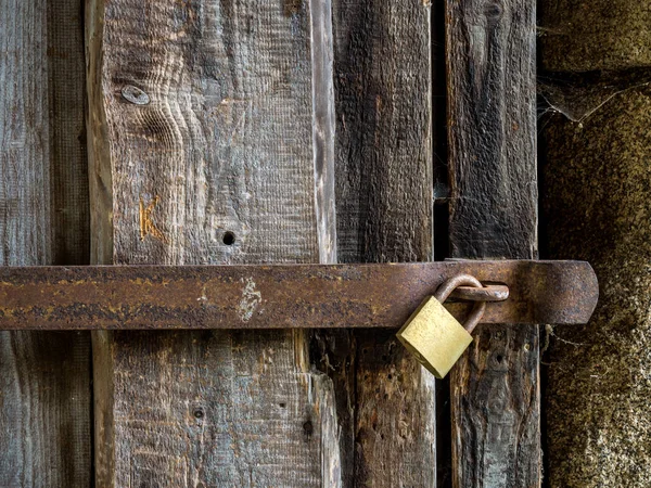 Drewniane ściany jako tło. zablokowane z barów — Zdjęcie stockowe