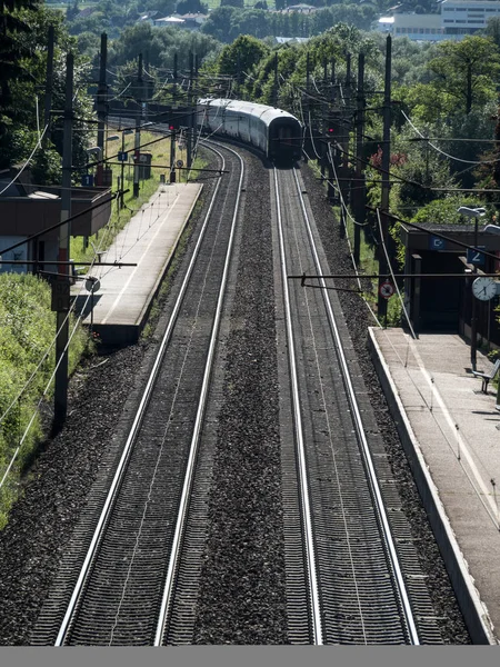 Tren de pasajeros en una vía férrea —  Fotos de Stock