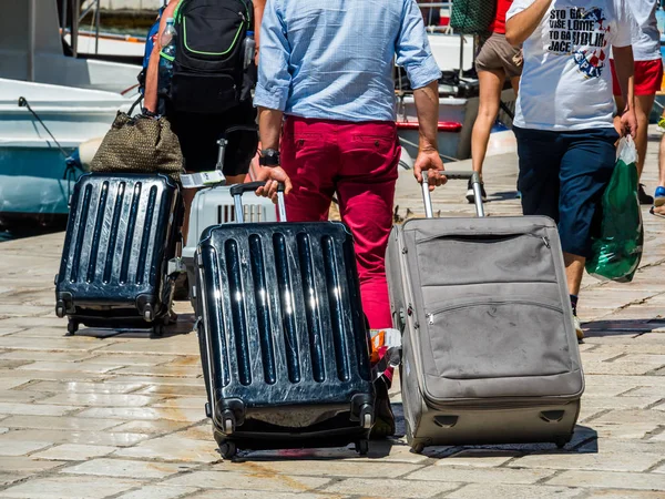 Tourists with luggage — Stock Photo, Image