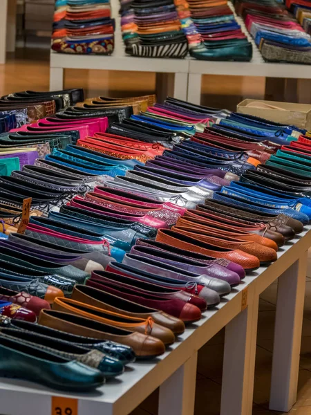 Viele bunte Schuhe — Stockfoto