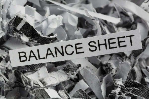 Papierschnitzel balance sheet — Stok Foto
