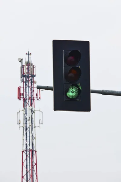 Mobilní rádio stěžeň a zelený semafor — Stock fotografie