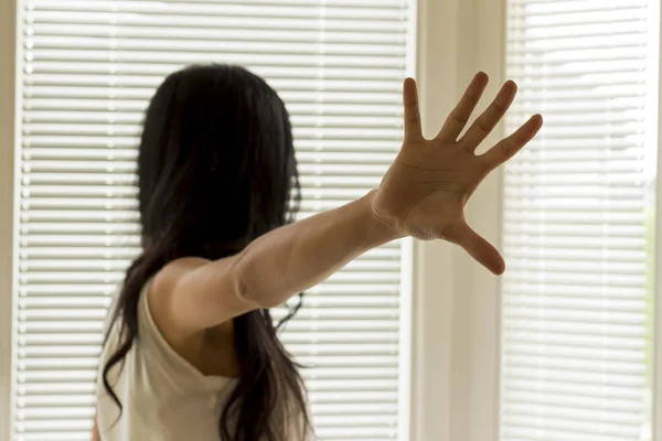 Defensieve houding van een vrouw — Stockfoto