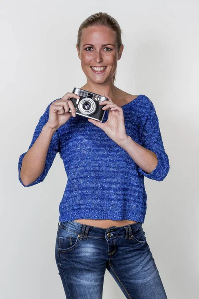 Jonge vrouw met oude camera — Stockfoto