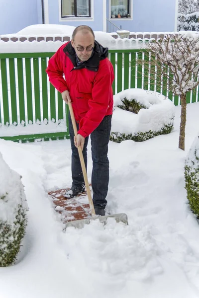 Schnee schaufeln beim Menschen — Stockfoto