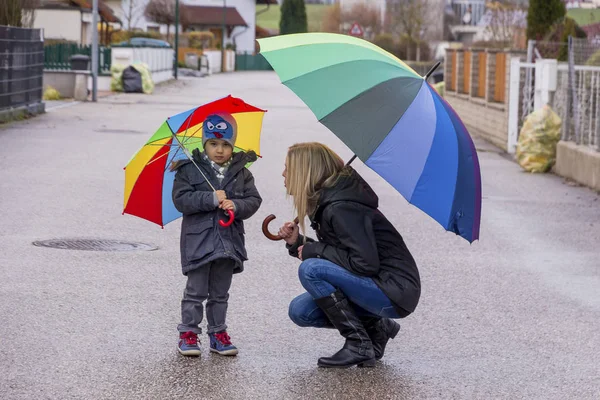Mother and child with umbrella — Stock Photo, Image