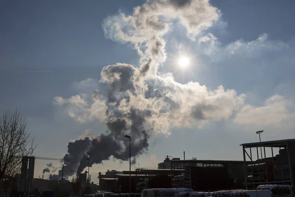 Chimenea industrial con gases de escape — Foto de Stock