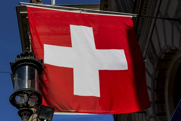 瑞士，苏黎世，瑞士国旗 — 图库照片