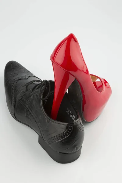 Red high heels and mens shoe — Stock Photo, Image