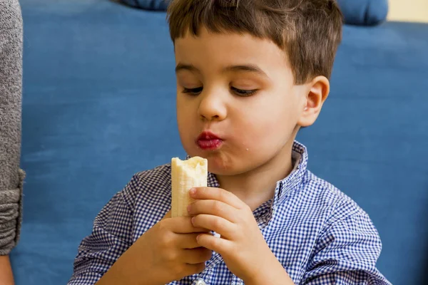 Niño comiendo un plátano — Foto de Stock