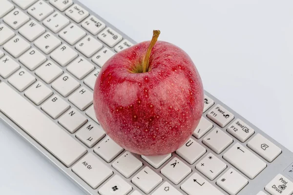 Manzana acostada en un teclado — Foto de Stock