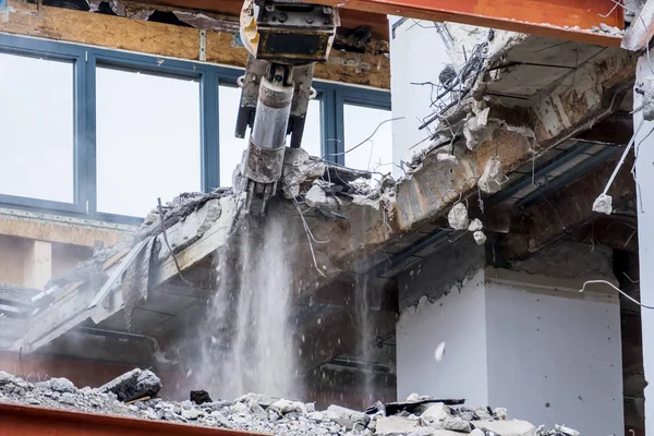 Знесення офісної будівлі — стокове фото