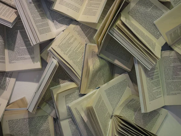 Veel boeken in chaos — Stockfoto