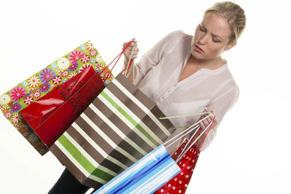 Женщина с красочными сумками для покупок — стоковое фото