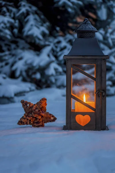 圣诞节在雪地里的灯笼 — 图库照片