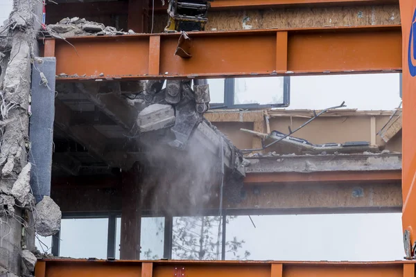 Demolición de un edificio de oficinas — Foto de Stock