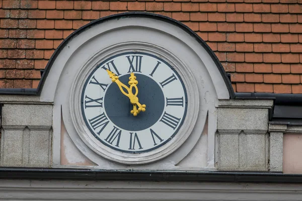 Uhr an der Fassade — Stockfoto