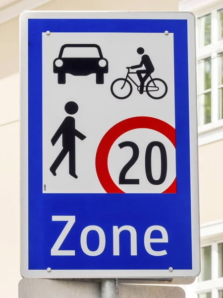 Verkehrszeichen begegnen Zone — Stockfoto