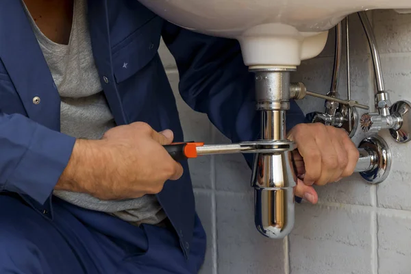 Loodgieter op het werk — Stockfoto