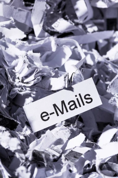 Geschredderte Papier Keywords E-Mails — Stockfoto