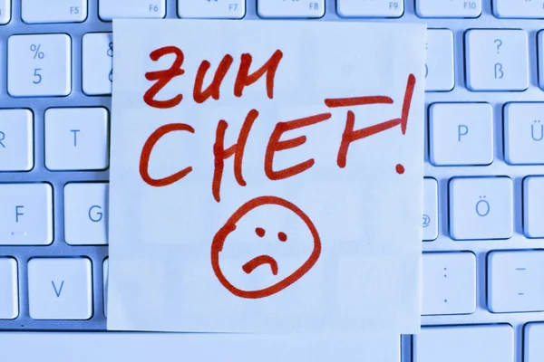 Notiz auf der Computertastatur: zum Chef — Stockfoto