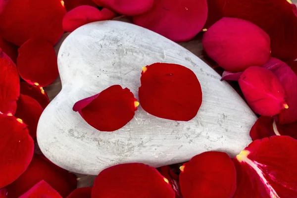 Červené růže se srdcem. láska k Valentýn — Stock fotografie