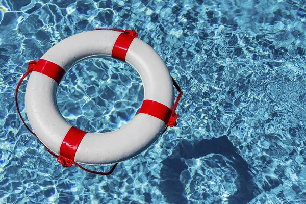 Bouée de sauvetage dans une piscine — Photo