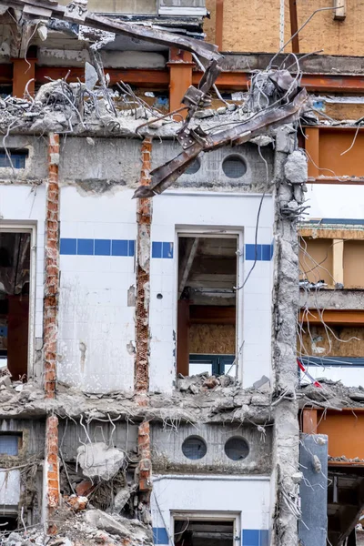 Demolição de um edifício de escritórios — Fotografia de Stock