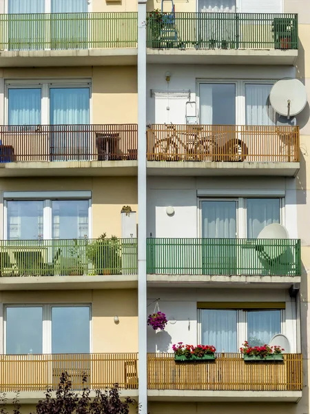 Balcons dans un immeuble résidentiel — Photo