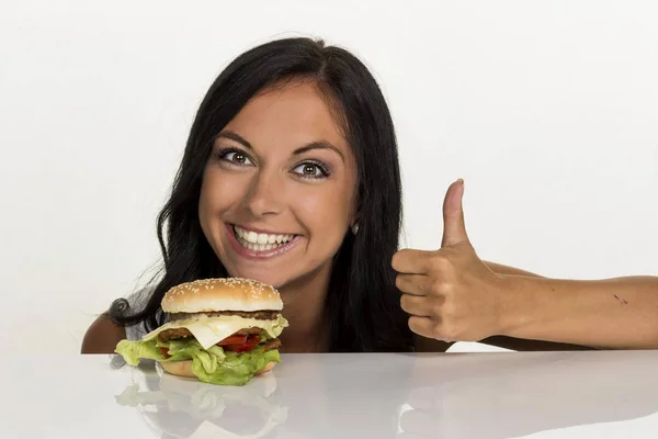 Frau mit einem Hamburger — Stockfoto