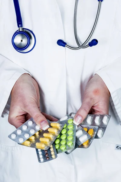 Il medico prescrive un farmaco — Foto Stock