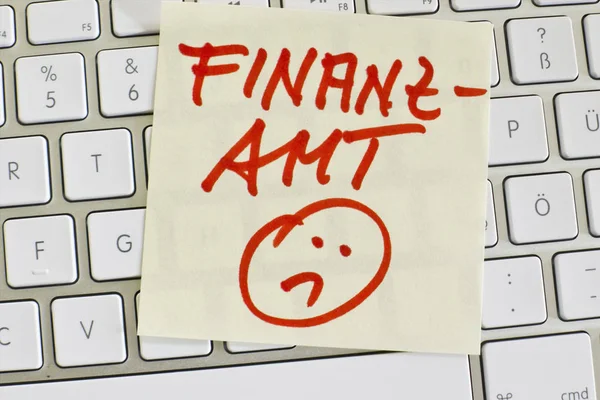 在电脑键盘上的注: finanzamt — 图库照片