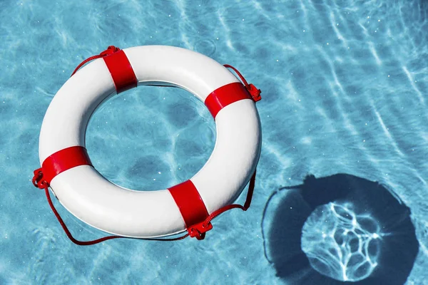 Boia salva-vidas em uma piscina — Fotografia de Stock