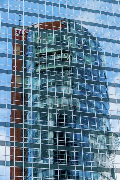 Fachada de un edificio de oficinas — Foto de Stock